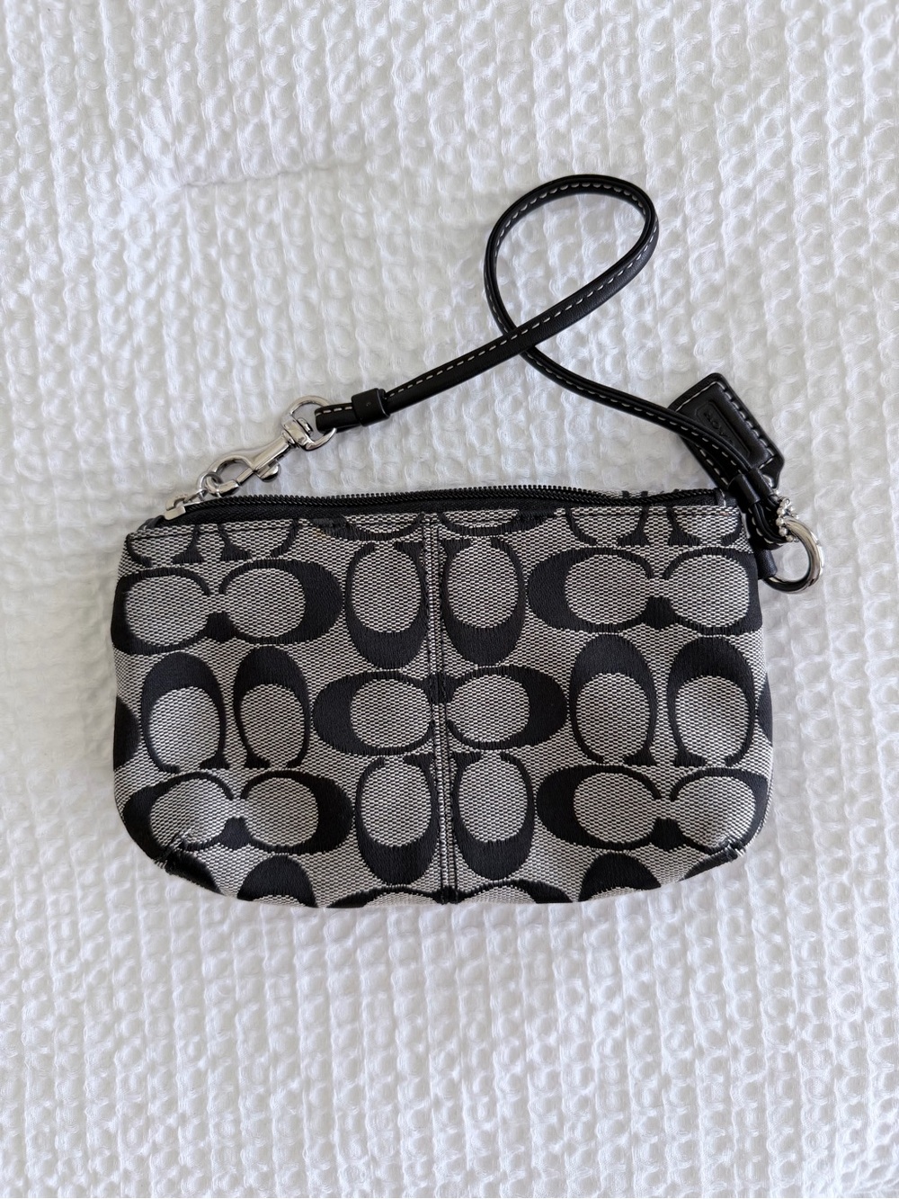 Y2K Coach Signature Canvas Turnlock Wristlet in Grey & Black - Picture 2 of 7